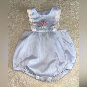 Vintage Lt purple sunsuit By Thomas with butterfly appliqué on bib. 90s. 18M.